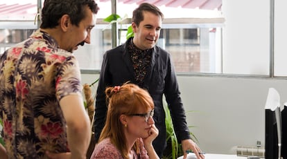 Andrés Jaque (de frente) junto a sus colaboradores Roberto González y Julie Klovstad.