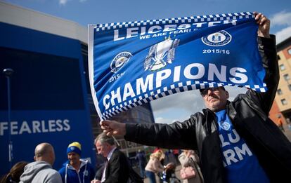 Los seguidores del Leicester City celebran la victoria de la Premier League inglesa fuera del estadio.