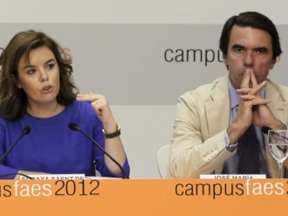 La vicepresidenta del Gobierno, Soraya Sáenz de Santamaría, junto a José María Aznar.