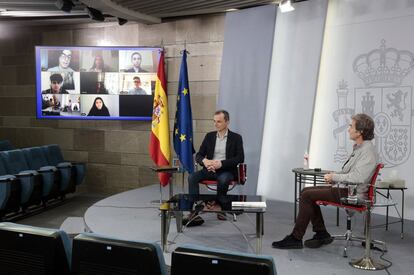 Fotografía facilitada por La Moncloa del director del Centro de Coordinación de Alertas y Emergencias Sanitarias, Fernando Simón (derecha), y el ministro de Ciencia, Pedro Duque, durante la videoconferencia #LaInfanciaPregunta, una charla en la que han respondido a preguntas de niños.