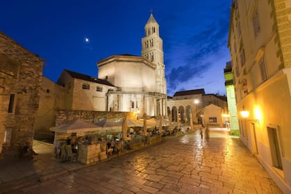 El palacio -en la foto- es el corazón de esta ciudad marítima del Adriático. Split Se encuentra situada a casi 400 kilómetros de la capital, Zagreb, y es una de las ciudades más visitadas por los turistas debido a su buena situación geográfica, ya que desde su puerto se cogen la mayoría de ferris para visitar las islas croatas. Comprende iglesias románicas de los siglos XII y XIII, fortificaciones medievales, palacios góticos del siglo XV y otras mansiones de de estilo renacentista y barroco.