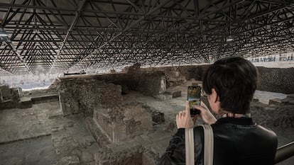Un joven saca una fotografía de la Casa de las Águilas, durante su reapertura.