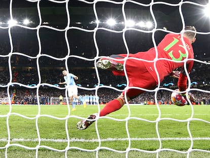 Lunin detiene el miércoles el penalti lanzado por Kovacic en la tanda entre el Real Madrid y el Manchester City en el Etihad.