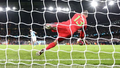 Lunin detiene el miércoles el penalti lanzado por Kovacic en la tanda entre el Real Madrid y el Manchester City en el Etihad.