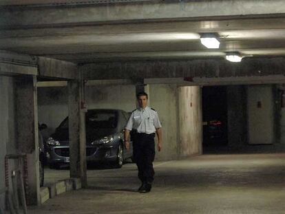 Un gendarme vigila el interior del garaje de Biarritz (Francia) donde fue hallado el arsenal etarra.