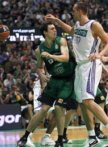 Axel Hervelle, del Real Madrid, disputa una pelota con Pere Tomas, del DKV Joventut