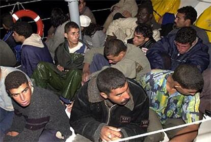 Algunos de los 186 inmigrantes detenidos por la Guardia Civil esta madrugada en Canarias.