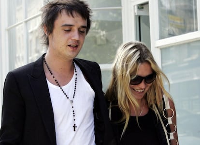 Kate Moss y su novio Pete Doherty saliendo de una comida en un restaurante de Londres