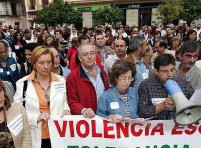 Un grupo de profesores se manifestó ayer en Málaga contra la violencia en las aulas.
