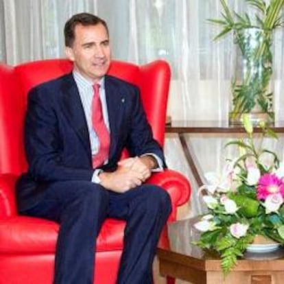 El Príncipe de Asturias, Felipe de Borbón (i), conversa con el príncipe Mulay Rachid (d), hermano del rey Mohamed VI, durante la reunión mantenida a su llegada el 17 de junio a Casablanca donde inaugurará mañana el VII Foro de Inversiones y de Cooperación Empresarial entre España y Marruecos, organizado por el Instituto Español de Comercio Exterior.