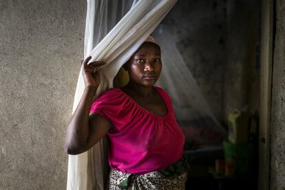 Vanessa tiene 29 años. En 1994, cuando solo tenía cinco, vivió el genocidio contra los tutsis en Ruanda. Más de un millón de personas fueron asesinadas en apenas unos meses. Al igual que cientos de miles de personas, ella también tuvo que huir de la brutal violencia. Su madre ató las mangas de la camisa de Vanessa junto a las de dos de sus hermanos para que no se perdieran entre la gran masa de población que huía. Gracias a eso sigue en contacto con sus hermanos.