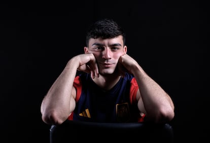 El jugador de la selección española Pedri, tras el entrenamiento en la Universidad de Qatar, en Doha, Qatar.
