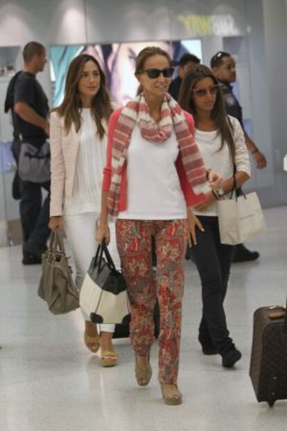 Isabel Preysler junto a sus hijas Tamara Falcó y Ana Boyer, en el aeropuerto de Miami, en septiembre.