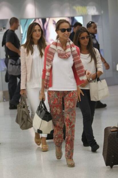 Isabel Preysler junto a sus hijas Tamara Falc&oacute; y Ana Boyer, en el aeropuerto de Miami, en septiembre.