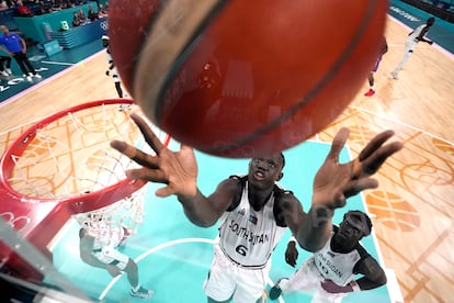 Khaman Maluach (Sudán del Sur) busca un rebote en el partido de baloncesto masculino contra Puerto Rico en los Juegos Olímpicos de 2024, el 28 de julio. 