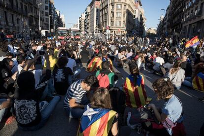 Cientos de manifestantes, durante los cortes de tráfico en plaza de la Universitat, el martes en el centro de Barcelona.