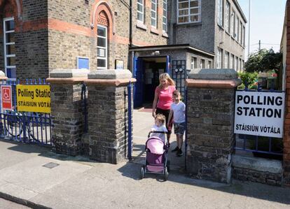 Entrada a un colegio electoral en Dublín.