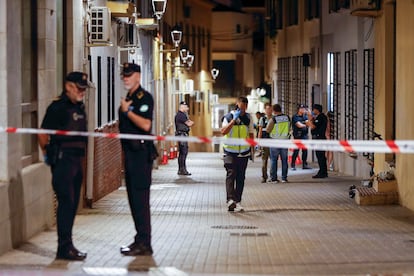 Varios agentes de Policía, durante la investigación de un tiroteo en Málaga, en una imagen de archivo.