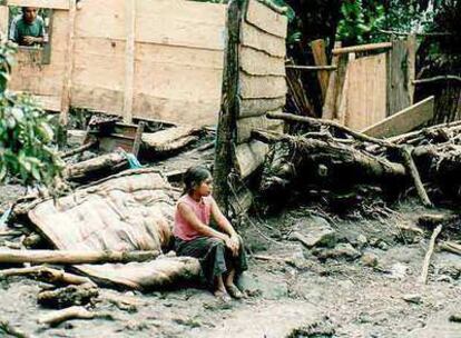 Los habitantes de un pueblo guatelmateco, tras un temporal de lluvia.