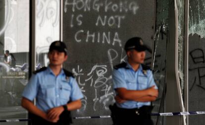 La policía vigila el Parlamento de Hong Kong dos días después de la irrupción de manifestantes que destruyeron el recinto legislativo.