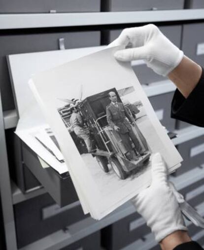 Fotografía de la llegada a Barajas de los vestidos para el desfile que Dior celebró en Madrid en mayo de 1955.