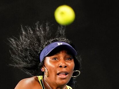 La estadounidense Venus Williams observa la pelota durante la sesión de entrenamiento para el Open de Australia, en Melbourne (Australia).