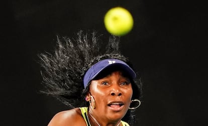 La estadounidense Venus Williams observa la pelota durante la sesión de entrenamiento para el Open de Australia, en Melbourne (Australia).