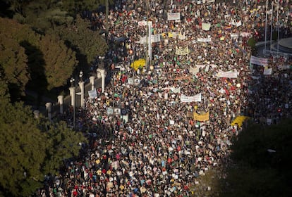 Parte de la manifestaci&oacute;n de indignados por las calles de Madrid, la m&aacute;s multitudinaria de las convocadas hasta ahora por el Movimiento 15-M.