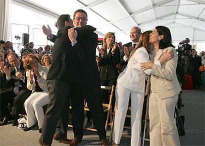 Manuel Cobo abraza a Ruiz-Gallardn mientras Trinidad Jimnez besa a Ins Sabans (a la derecha) al conocer que Madrid pasaba el corte olmpico de 2012.