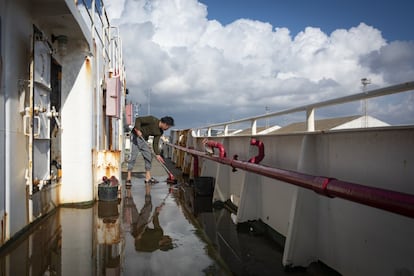Than Htike achica agua de lluvia de la cubierta del barco, atracado desde hace ocho meses en El Puerto de Santa María.