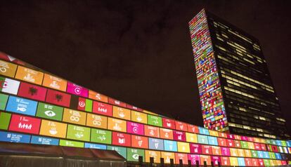 La fachada del edificio de Naciones Unidas en Nueva York con la proyección de los 17 Objetivos de Desarrollo Sostenible en la 70ª Asamblea, en la que se aprobó la Agenda 2030.