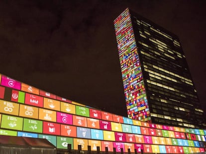 La fachada del edificio de Naciones Unidas en Nueva York con la proyección de los 17 Objetivos de Desarrollo Sostenible en la 70ª Asamblea, en la que se aprobó la Agenda 2030.