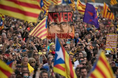 Carteles y banderas 'esteladas' durante el acto en Perpiñán.