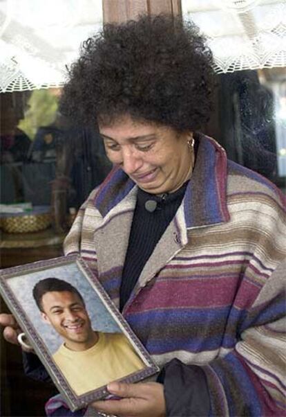 Aicha, la madre de Moussaoui, con un retrato de su hijo, en 2001.