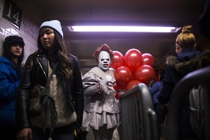 Un hombre disfrazado de payaso posa para una foto durante un evento en la estación Union Square de Nueva York (Estados Unidos), el 18 de octubre de 2018.