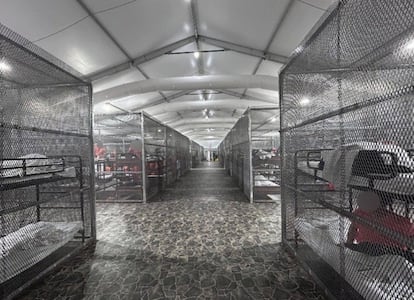 Celdas dentro de las carpas de Alligator Alcatraz, en Florida, donde la alta temperatura y la humedad fueron quejas permanentes de los reclusos antes de que el centro fuera cerrado.