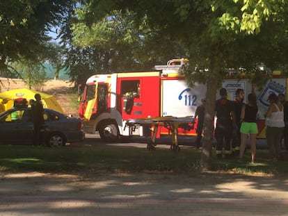 Bomberos y sanitarios del Samur, en el lugar donde se ha producido el accidente.