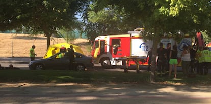 Bomberos y sanitarios del Samur, en el lugar donde se ha producido el accidente.