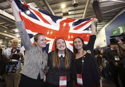 Partidarios del 'no' esgrimen una bandera británica en Edimburgo.