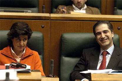 María San Gil y Leopoldo Barreda, en el Parlamento vasco.