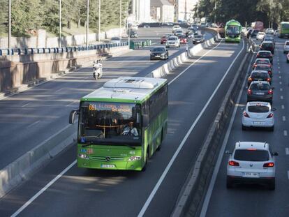 Autobús que cubre el trayecto Madrid-El Escorial, en una imagen de archivo.