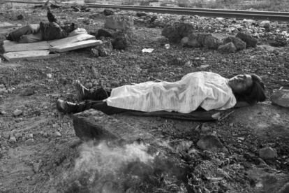 Un señor duerme sobre las vías de tren que cogen los migrantes rumbo a EE UU. En ese camino sufren frío y calor extremo. Muchos descansan a la intemperie esperando el próximo convoy.