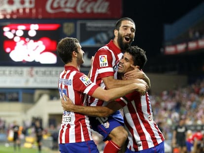 Arda y Baptistao felicitan a Costa por su gol