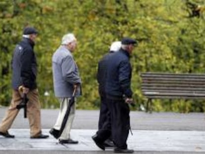 Pensionistas y jubilados pasean en un parque en Bilbao.