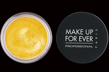 Sombra Aqua Cream de Make Up Forever en amarillo, que también se puede utilizar en las mejillas y los labios... si te atreves. Cuesta 21,50 euros.