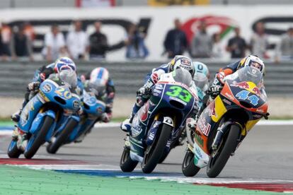 Oliveira y Bastianini en primer plano durante la carrera en Assen.