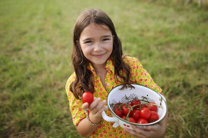 Desnutrición niña comiendo