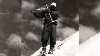 Maurice Herzog, el 3 de junio de 1950 en la cumbre del Annapurna, el primer ochomil conquistado.