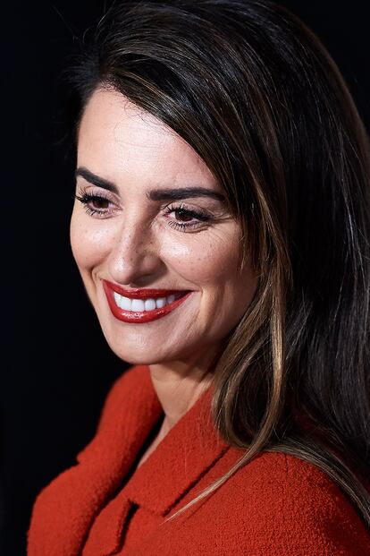 Versace y Chanel han sido las firmas en las que más ha confiado para pisar la alfombra roja española. Chopard, la que en más ocasiones ha adornado sus manos y cuello. La presencia de Penélope Cruz en los Premios Goya (y su ausencia) son siempre noticia, y una de las apariciones más esperadas de la noche. Su look, uno de los más comentados. Los expertos consultados coinciden: suele ir sobre seguro. "Se inspira en las grandes divas de Hollywood, pero arriesga poco", afirma rotunda Paz Herrera, asesora de imagen. Nueve expertos analizan su vestuario, peluquería y maquillaje a lo largo de los años, en los que todos concluyen: hay una gran y positiva evolución. Diez decisiones para un estilo de Goya.