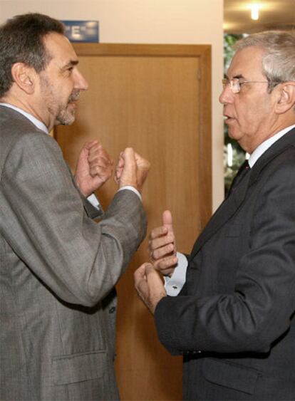 Touriño (derecha) y el conselleiro de Economía, ayer en Santiago.